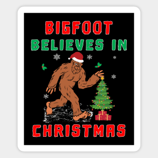 Bigfoot Believes in Christmas funny Squatchy Beast. Magnet